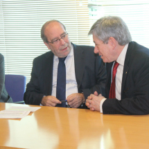 Firma de los convenios entre los socios españoles de Escuela de Familias