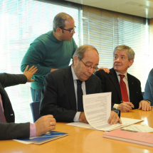 Firma de los convenios entre los socios españoles de Escuela de Familias