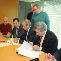 Firma de los convenios entre los socios españoles de Escuela de Familias