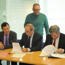 Firma de los convenios entre los socios españoles de Escuela de Familias